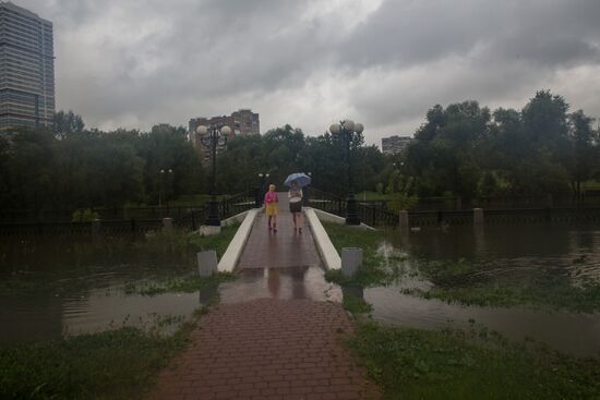 Yauza River flooding causes tailbacks in Moscow