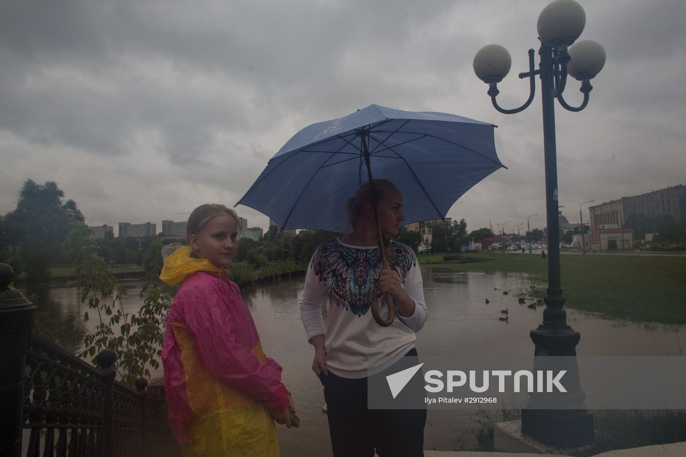 Yauza River flooding causes tailbacks in Moscow
