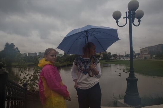 Yauza River flooding causes tailbacks in Moscow