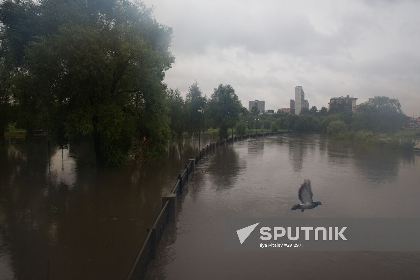 Yauza River flooding causes tailbacks in Moscow