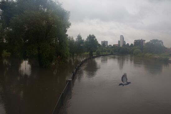 Yauza River flooding causes tailbacks in Moscow