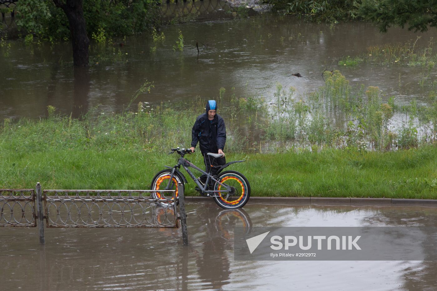 Yauza River flooding causes tailbacks in Moscow