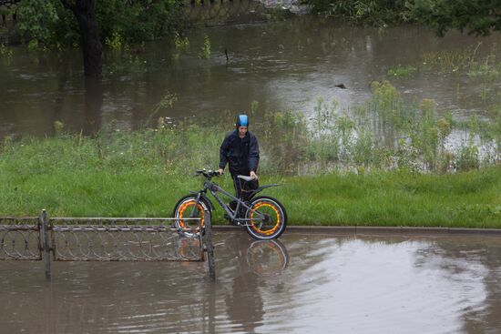Yauza River flooding causes tailbacks in Moscow