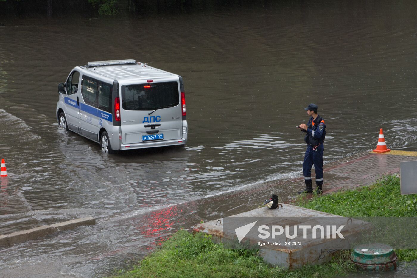 Yauza River flooding causes tailbacks in Moscow