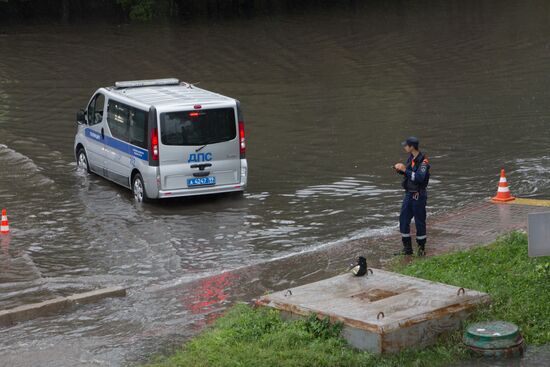 Yauza River flooding causes tailbacks in Moscow