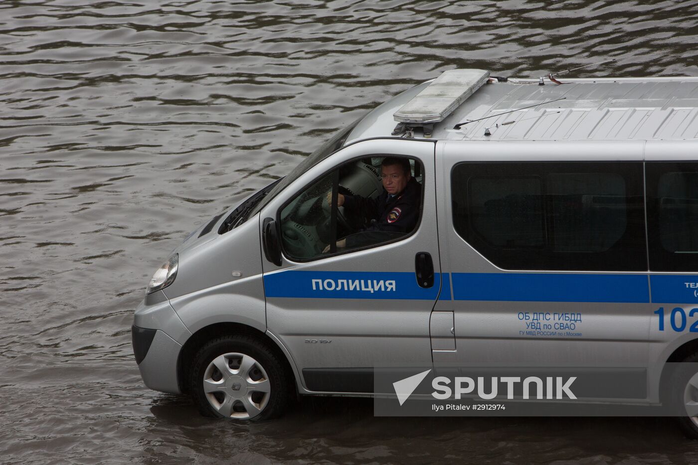 Yauza River flooding causes tailbacks in Moscow
