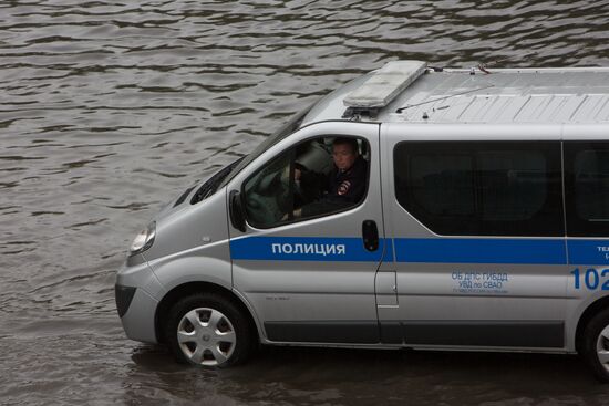 Yauza River flooding causes tailbacks in Moscow