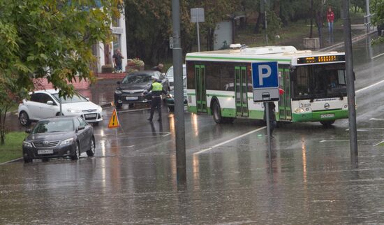 Yauza River flooding causes tailbacks in Moscow