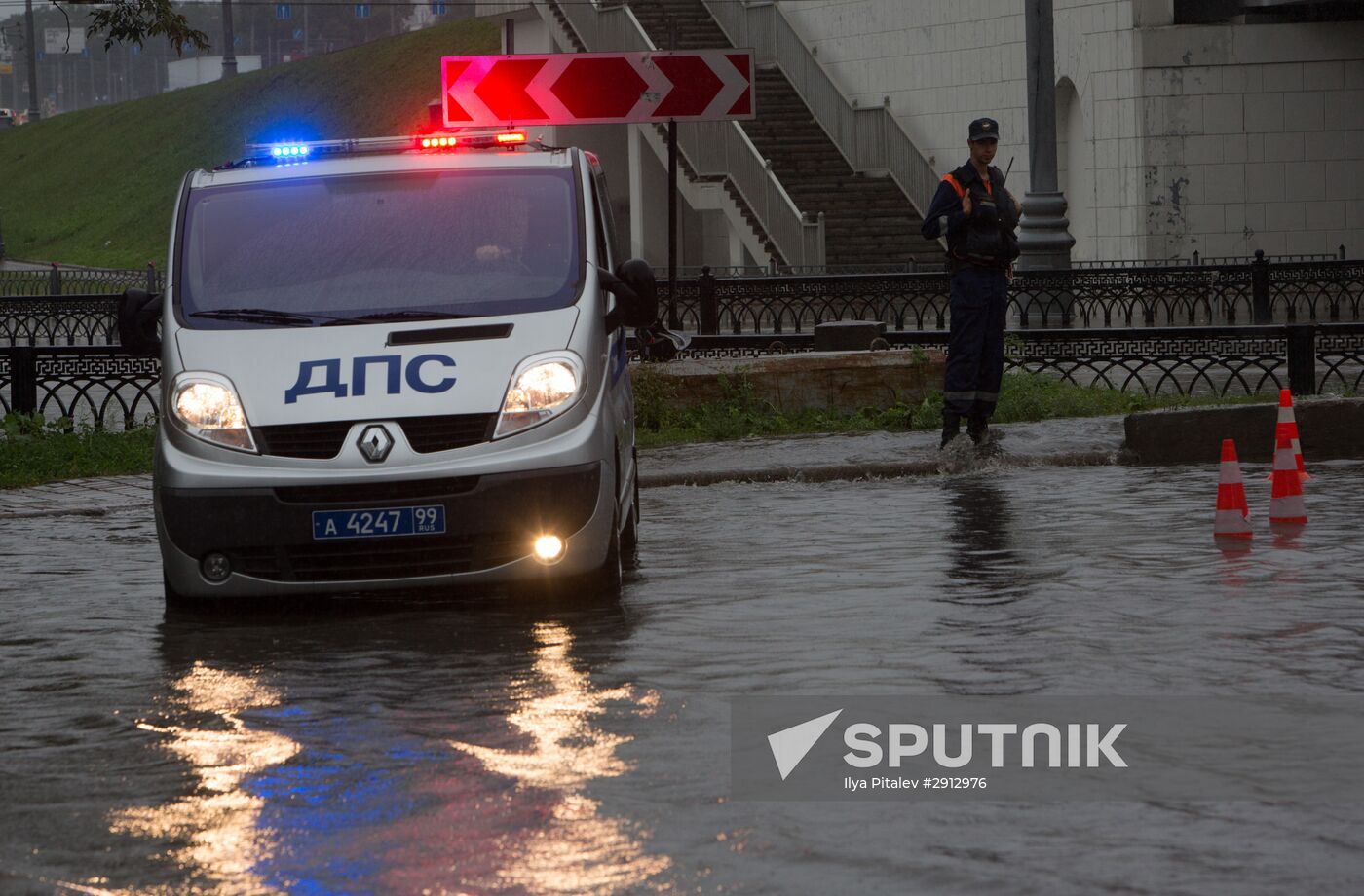 Yauza River flooding causes tailbacks in Moscow