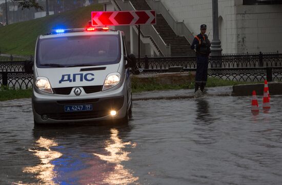 Yauza River flooding causes tailbacks in Moscow