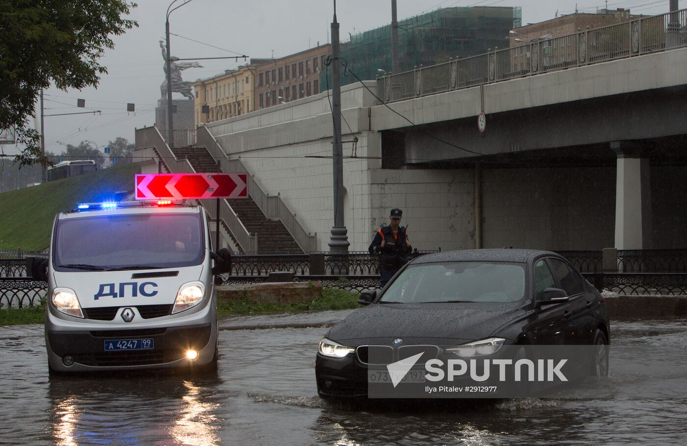 Yauza River flooding causes tailbacks in Moscow