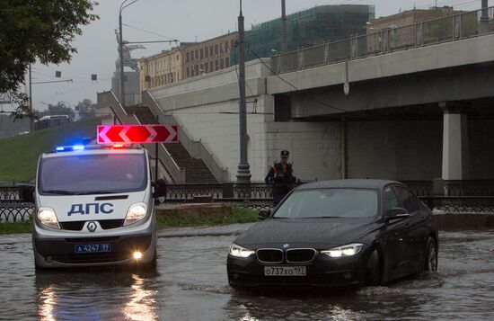 Yauza River flooding causes tailbacks in Moscow