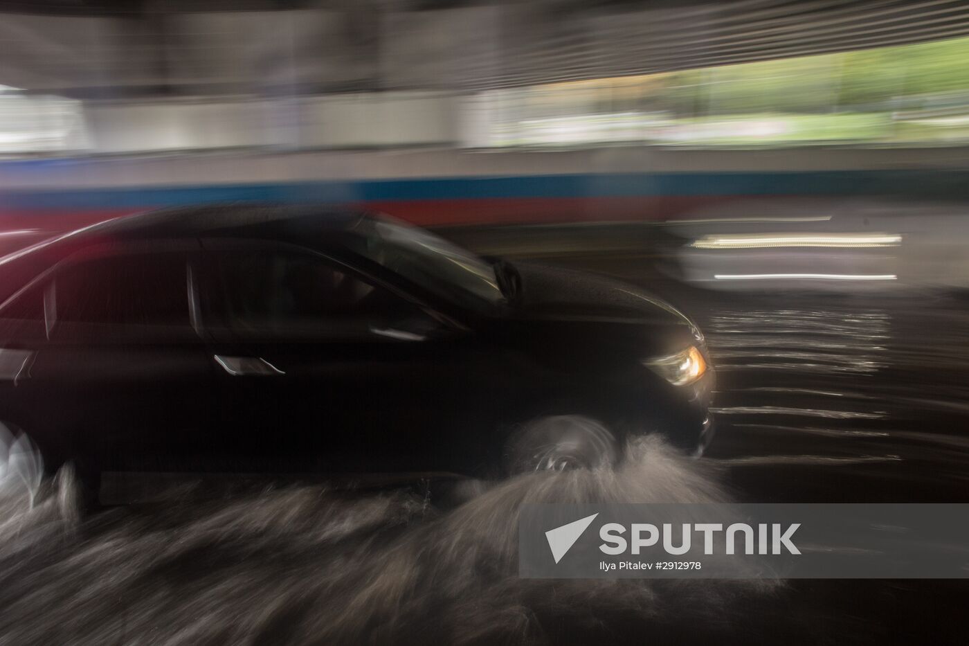 Yauza River flooding causes tailbacks in Moscow