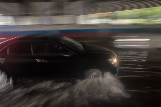 Yauza River flooding causes tailbacks in Moscow