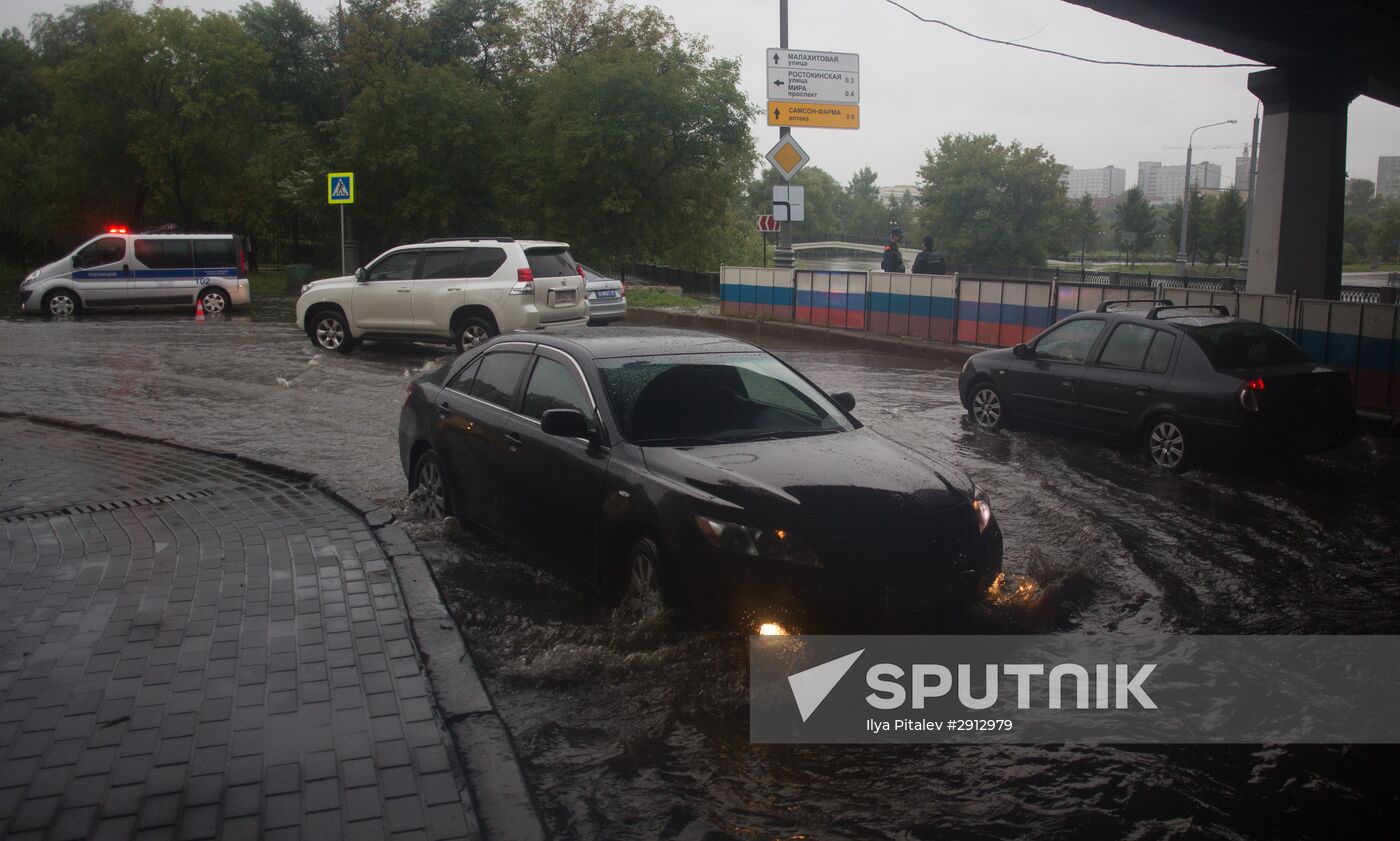 Yauza River flooding causes tailbacks in Moscow