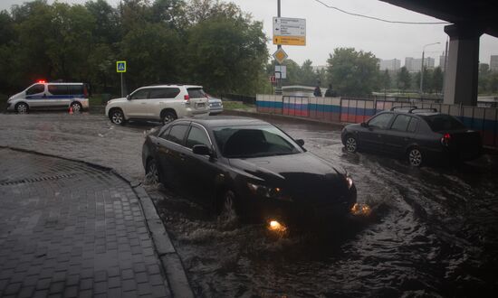 Yauza River flooding causes tailbacks in Moscow