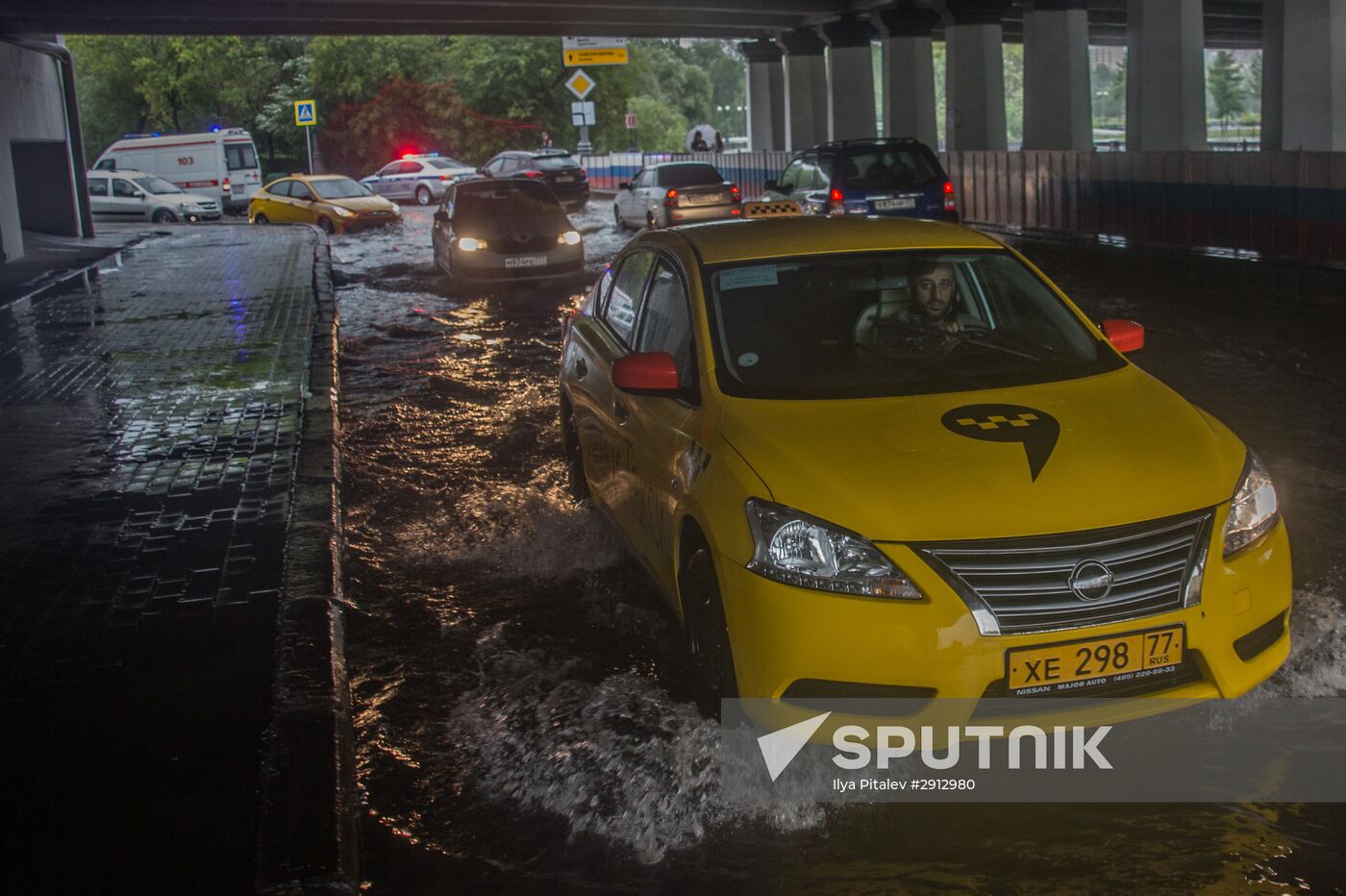 Yauza River flooding causes tailbacks in Moscow