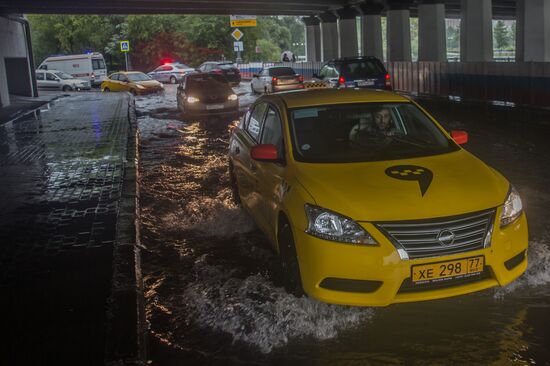 Yauza River flooding causes tailbacks in Moscow