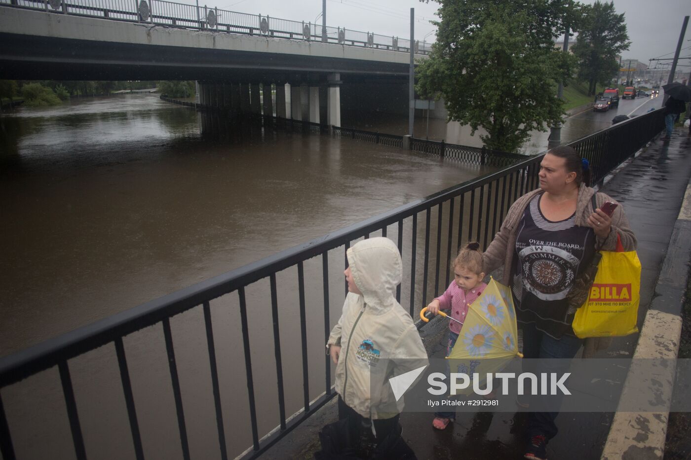 Yauza River flooding causes tailbacks in Moscow