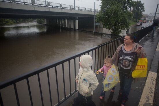 Yauza River flooding causes tailbacks in Moscow
