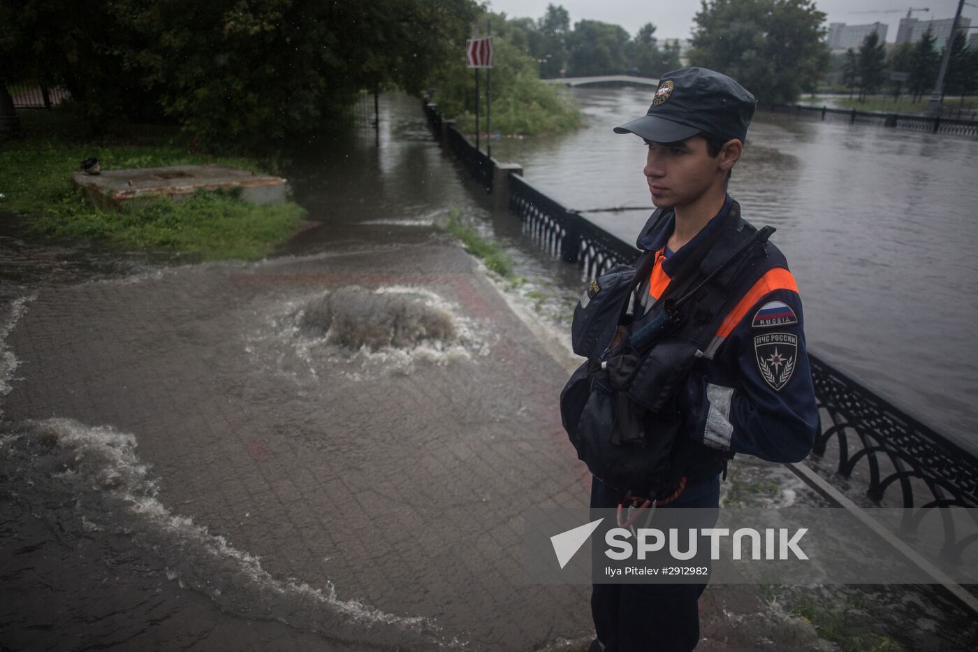 Yauza River flooding causes tailbacks in Moscow