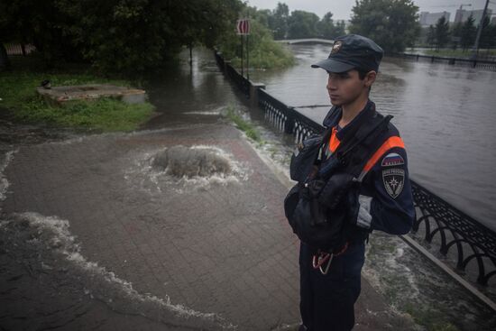 Yauza River flooding causes tailbacks in Moscow