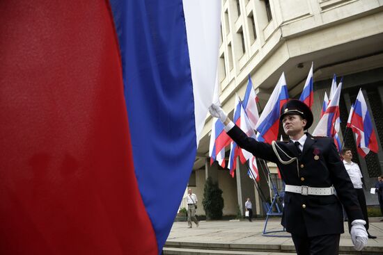 Russia celebrates National Flag Day