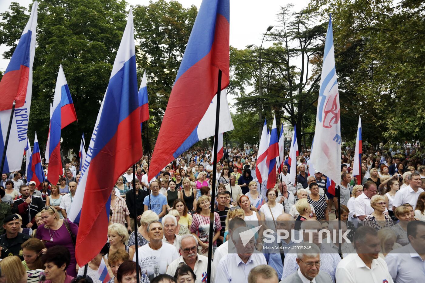 Russia celebrates National Flag Day