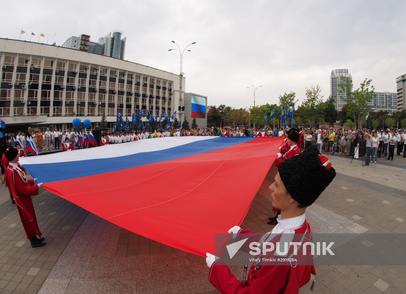 Russia celebrates National Flag Day