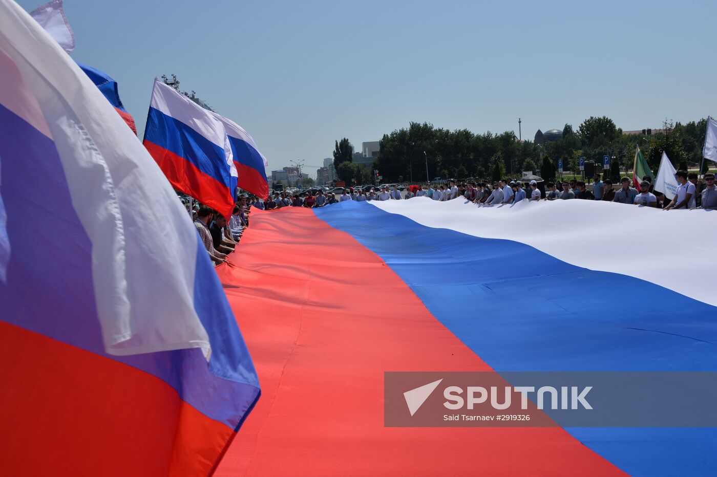 Russia celebrates National Flag Day