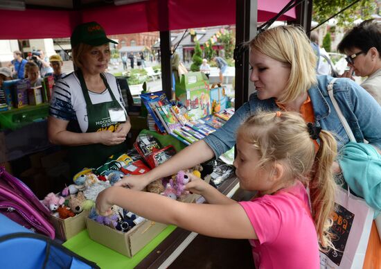 LDPR leader Vladimir Zhirinovsky visits Back to School market