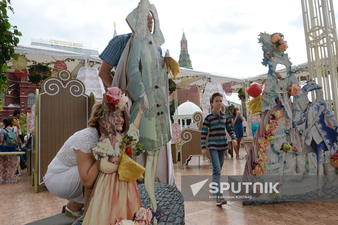 LDPR leader Vladimir Zhirinovsky visits Back to School market