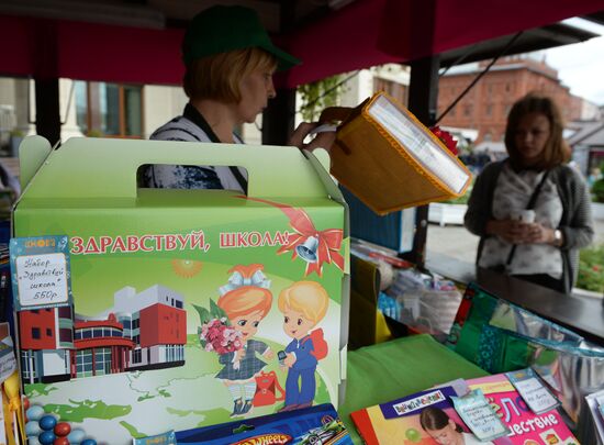 LDPR leader Vladimir Zhirinovsky visits Back to School market