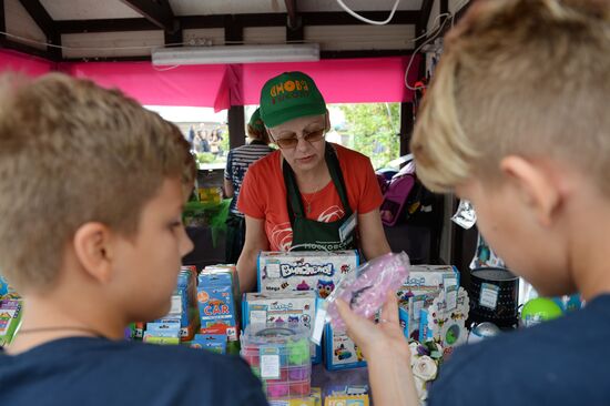 LDPR leader Vladimir Zhirinovsky visits Back to School market