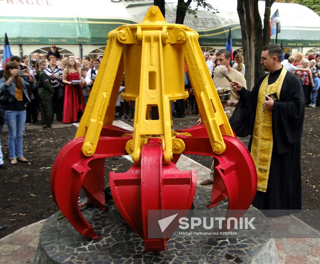 Memorial sign to miners unveiled in Donetsk
