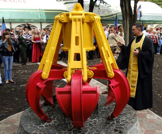 Memorial sign to miners unveiled in Donetsk