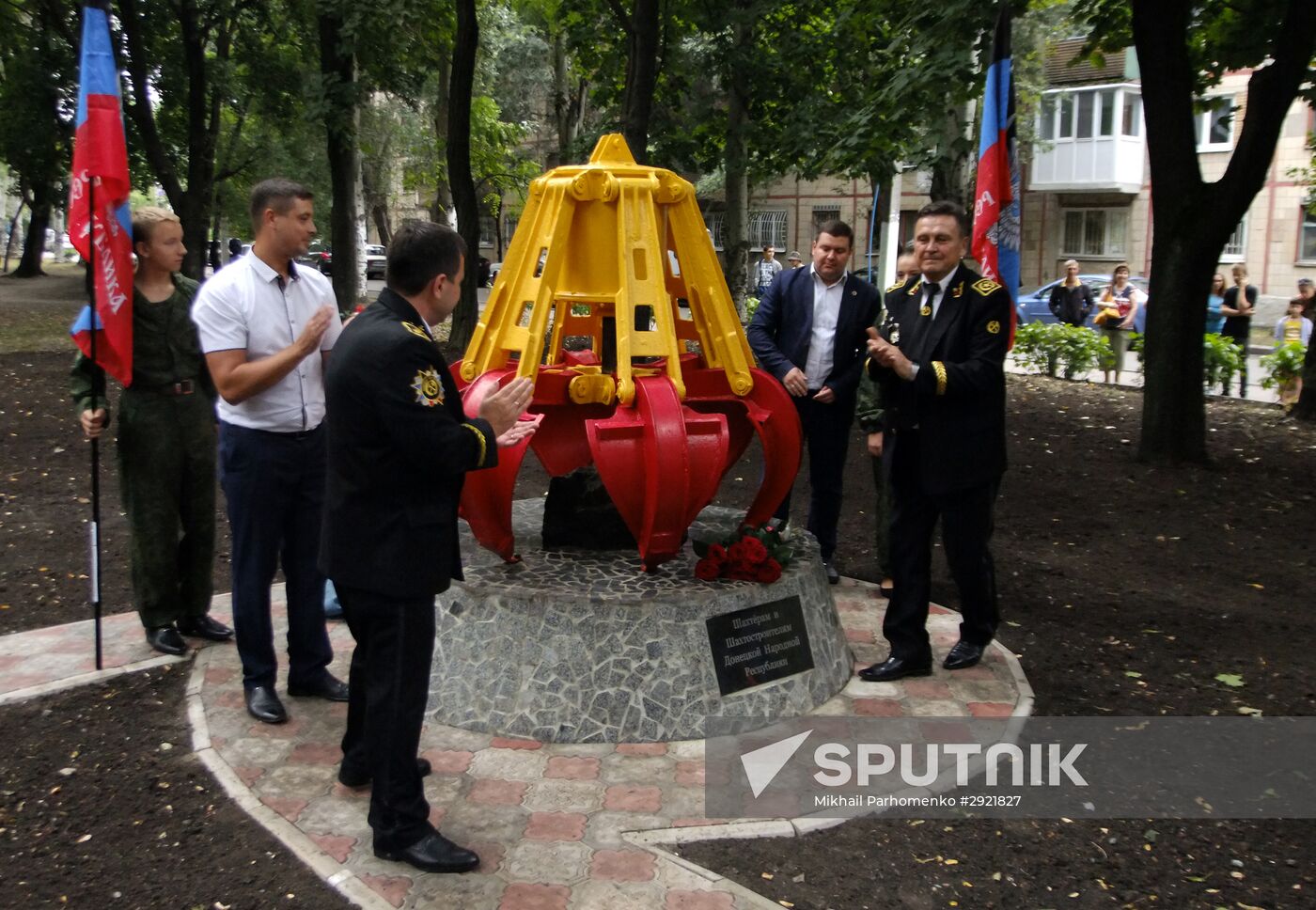 Memorial sign to miners unveiled in Donetsk