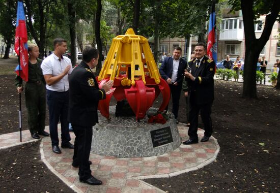 Memorial sign to miners unveiled in Donetsk