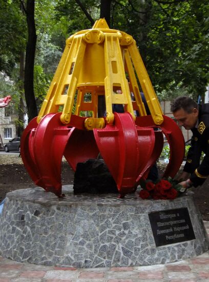 Memorial sign to miners unveiled in Donetsk