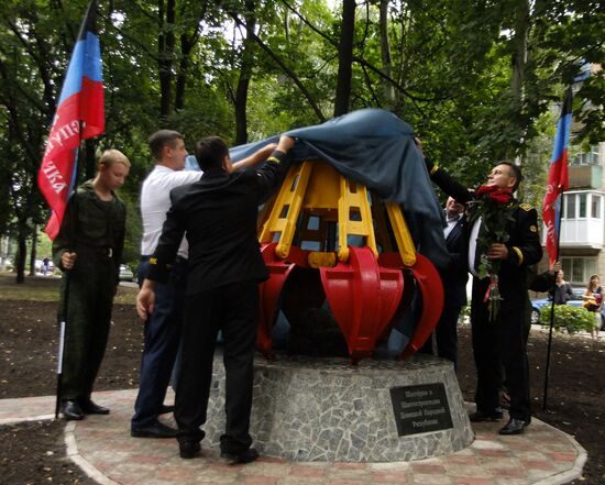Memorial sign to miners unveiled in Donetsk