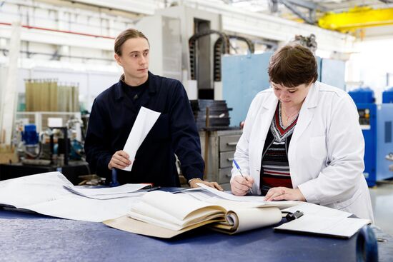 Russian Defense Minister Sergey Shoigu visits Krasnoyarsk machine-building plant