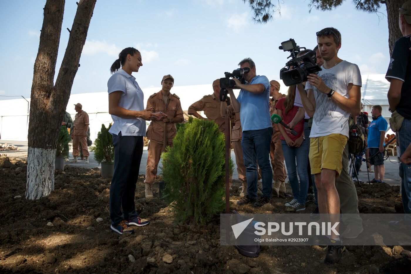 Russian Olympic athletes visit Hmeimim air base in Syria