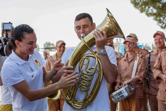 Russian Olympic athletes visit Hmeimim air base in Syria