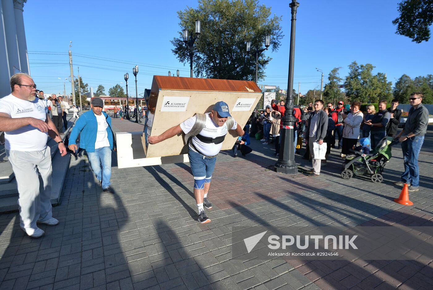 Strongman Elbrus Nigmatullin from Chelyabinsk sets world record