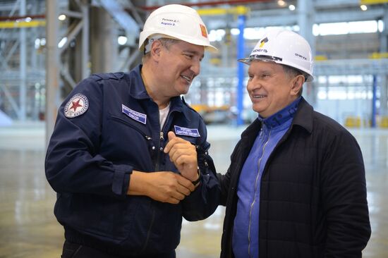 Deputy Prime Minister Dmitry Rogozin's visit to Zvezda shipyard in Vladivostok