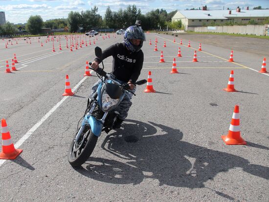 Theoretical and practical lessons at DOSAAF driving school