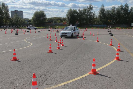 Theoretical and practical lessons at DOSAAF driving school