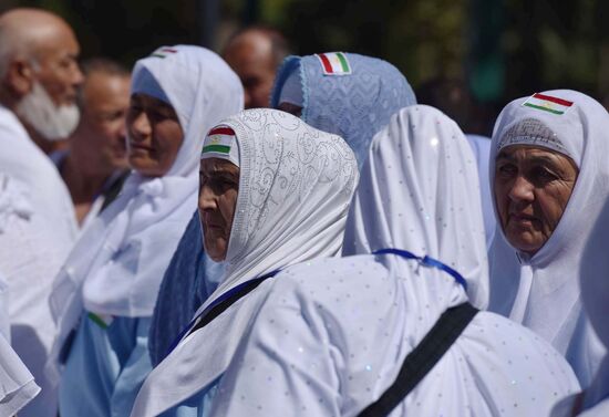 Tajik pilgrims in Dushanbe airport heading to Hajj