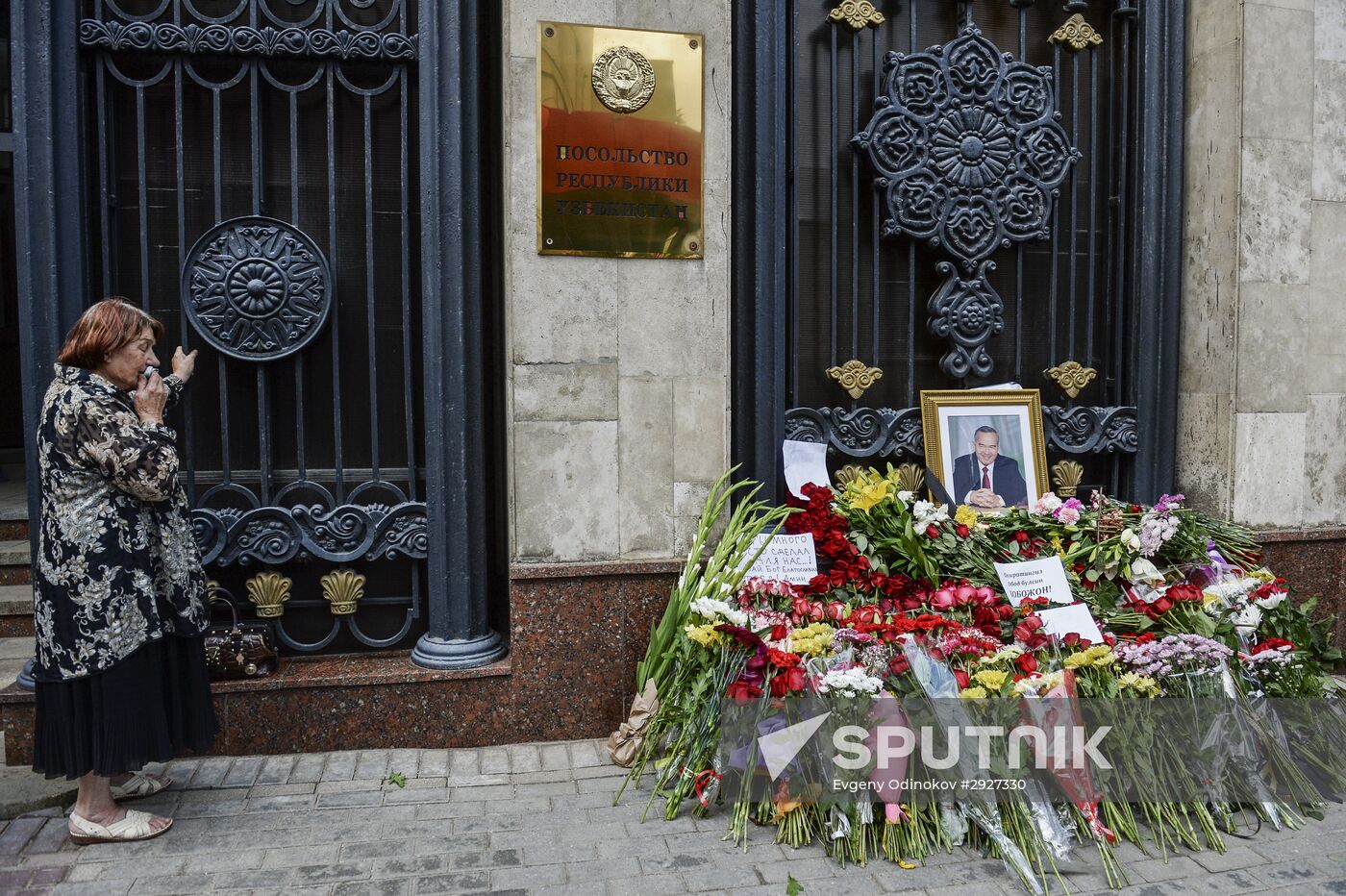 Flowers by Uzbek embassy in Moscow in light of passing of Uzbek President Islam Karimov