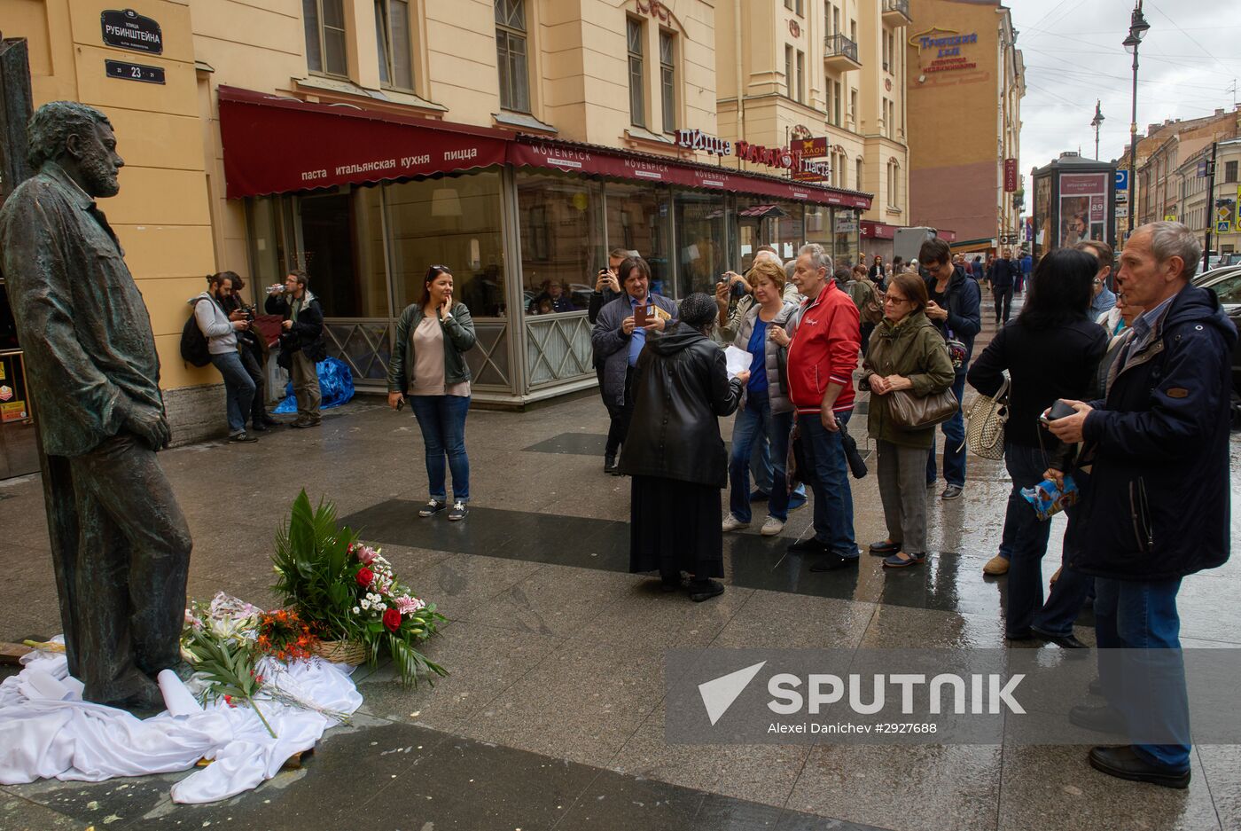 Monument to Sergei Dovlatov unceiled in St. Petersburg